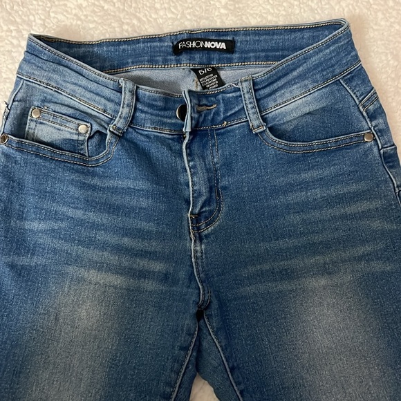 Fashion Nova Women’s Blue Jeans Size 5/6 - Picture 3 of 7
